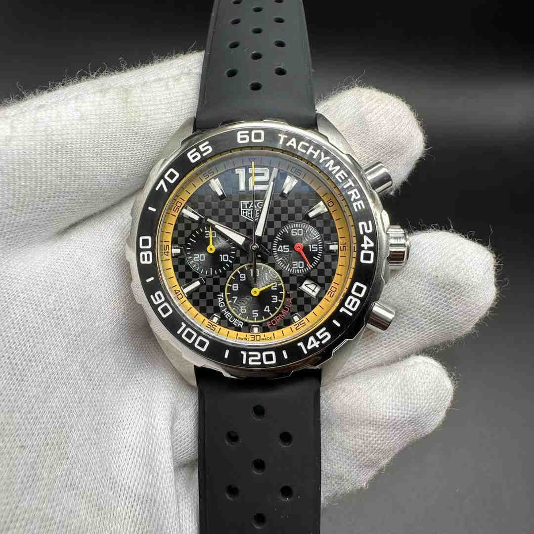 TAG Heuer Furmula 1 AAA quartz movement Steel case 45mm Black dial Black rubber strap. L026 A15