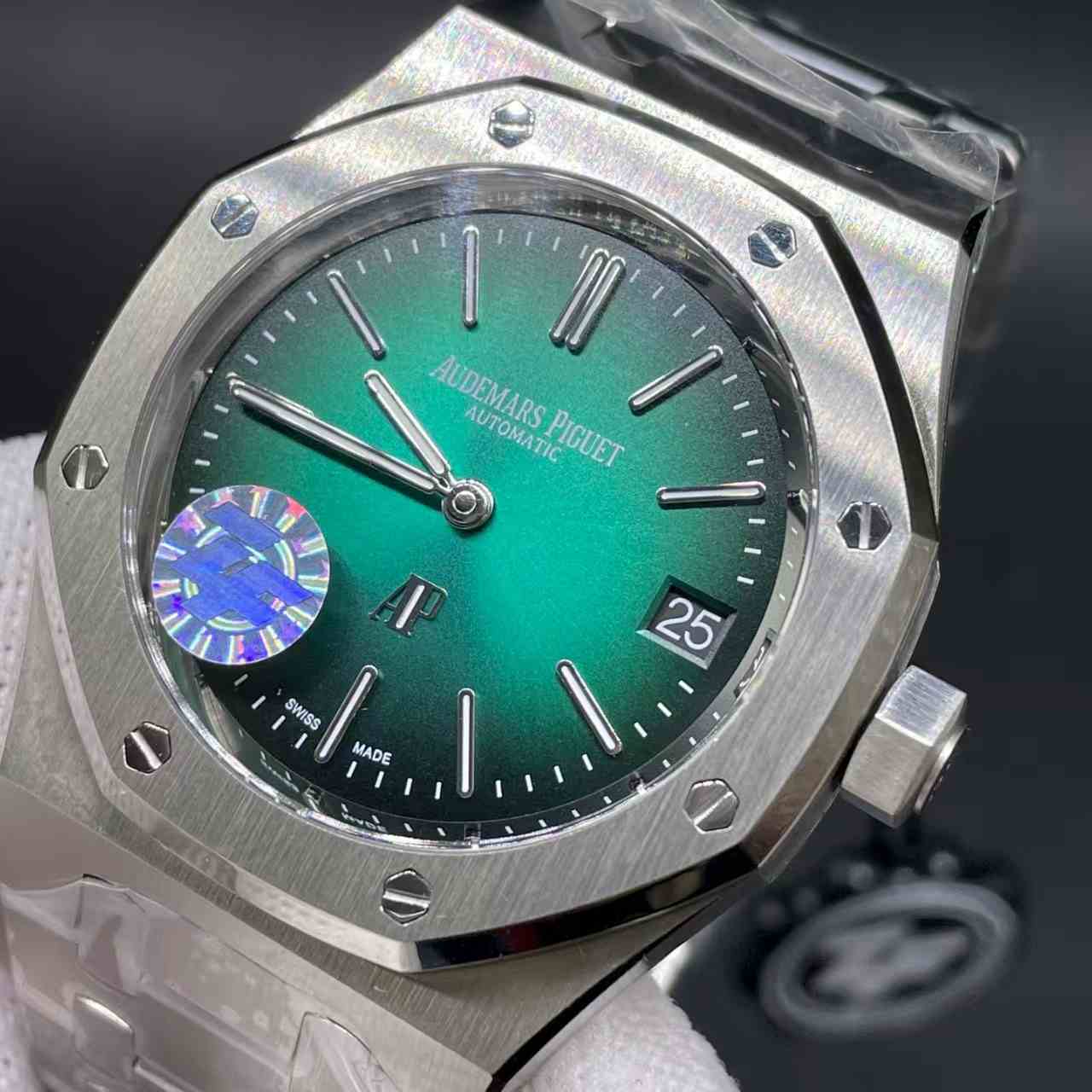 AP 15202 super 9015 automatic stainless steel 39mm green dial. E00