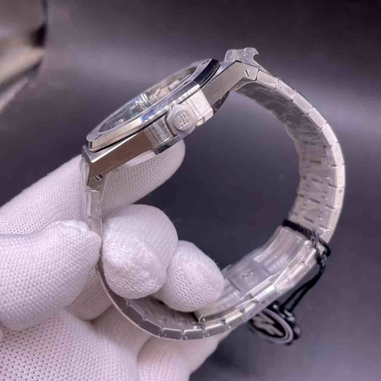 AP 15202 super 9015 automatic stainless steel 39mm green dial. E00