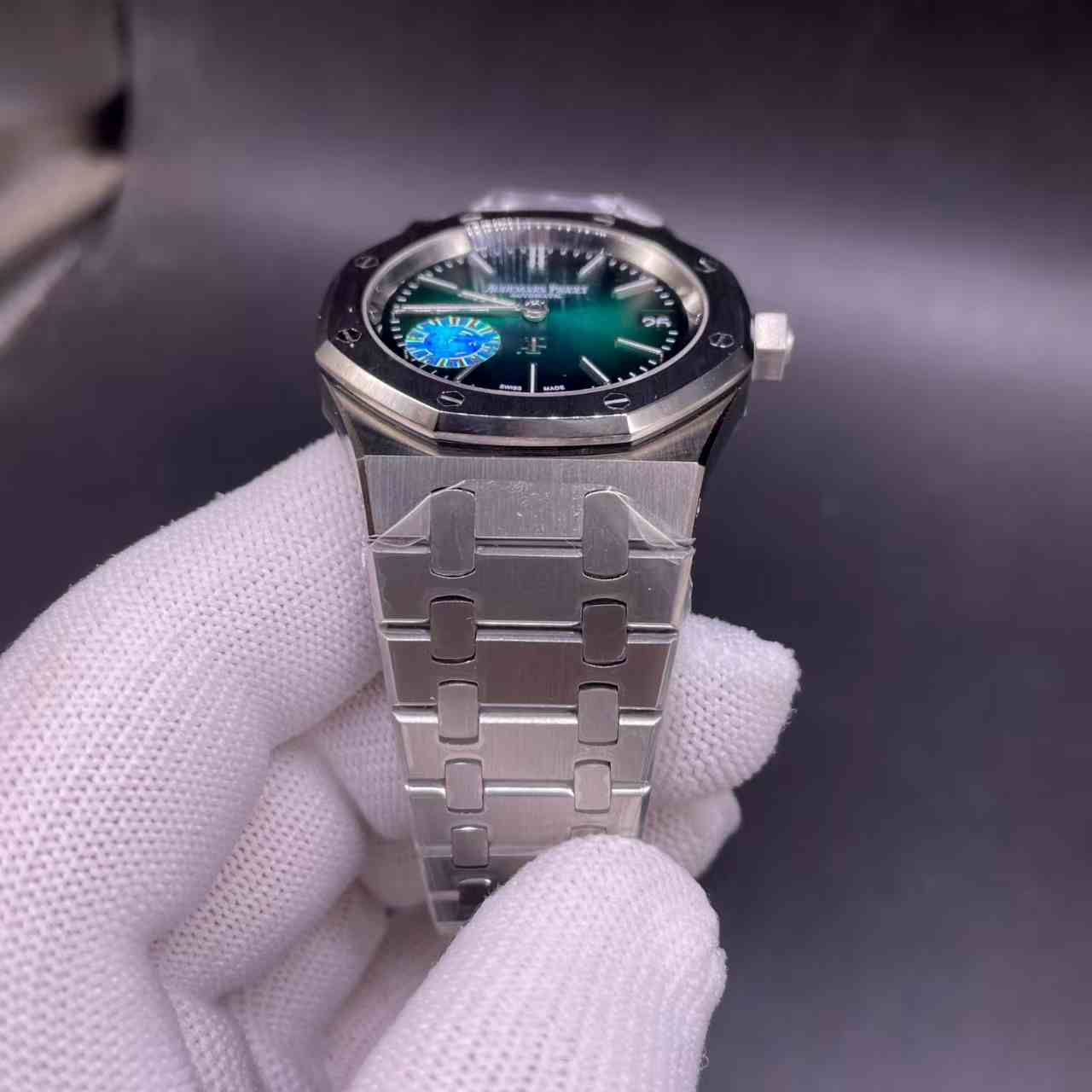 AP 15202 super 9015 automatic stainless steel 39mm green dial. E00