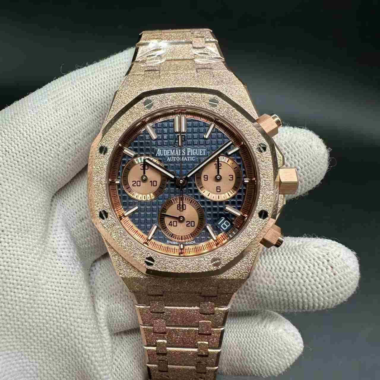 AP Royal Oak 26240 Chronograph APS factory 4401 automatic Frosted rose gold case 41mm blue dial weight 170g. G80
