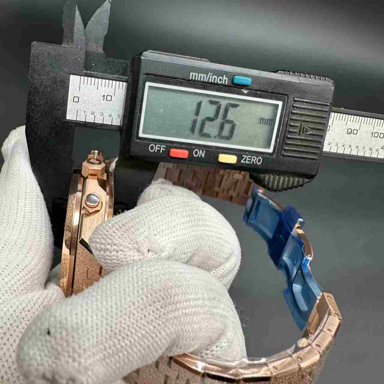 AP Royal Oak 26240 Chronograph APS factory 4401 automatic Frosted rose gold case 41mm blue dial weight 170g. G80