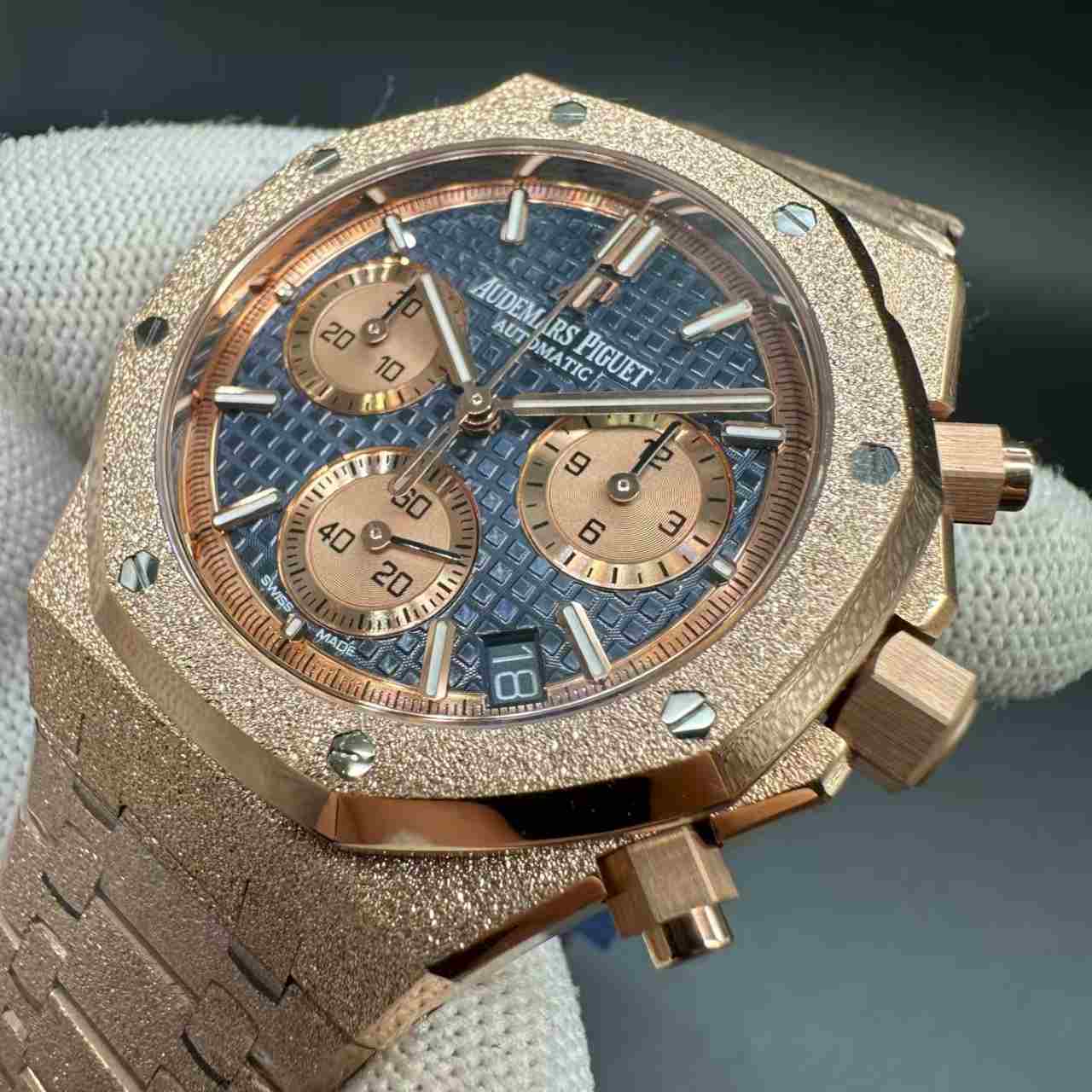 AP Royal Oak 26240 Chronograph APS factory 4401 automatic Frosted rose gold case 41mm blue dial weight 170g. G80