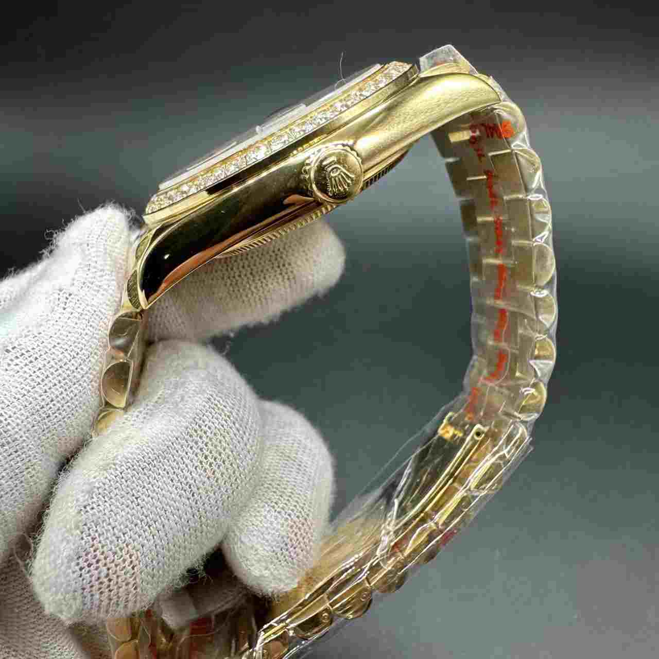 Daydate AAA+ GD factory 2813 automatic Gold case 40mm diamonds bezel baguette black dial President band. 142$