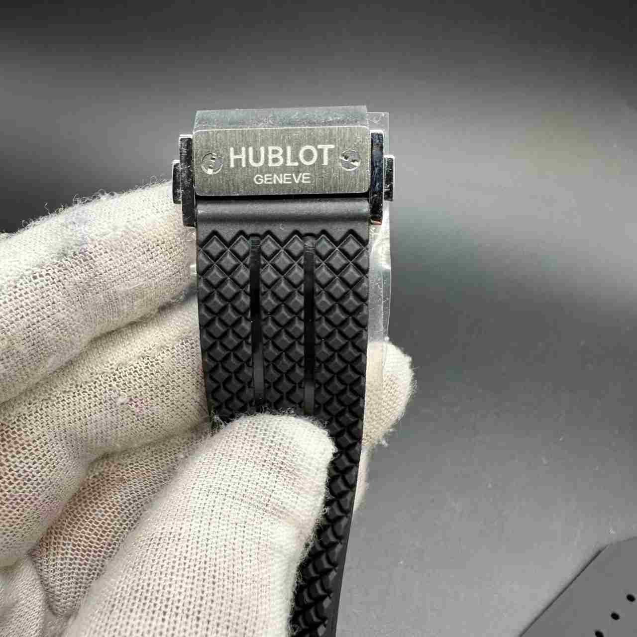 Hublot AAA VK Quartz diamonds silver case 42mm baguette bezel black dial black rubber strap. 125$
