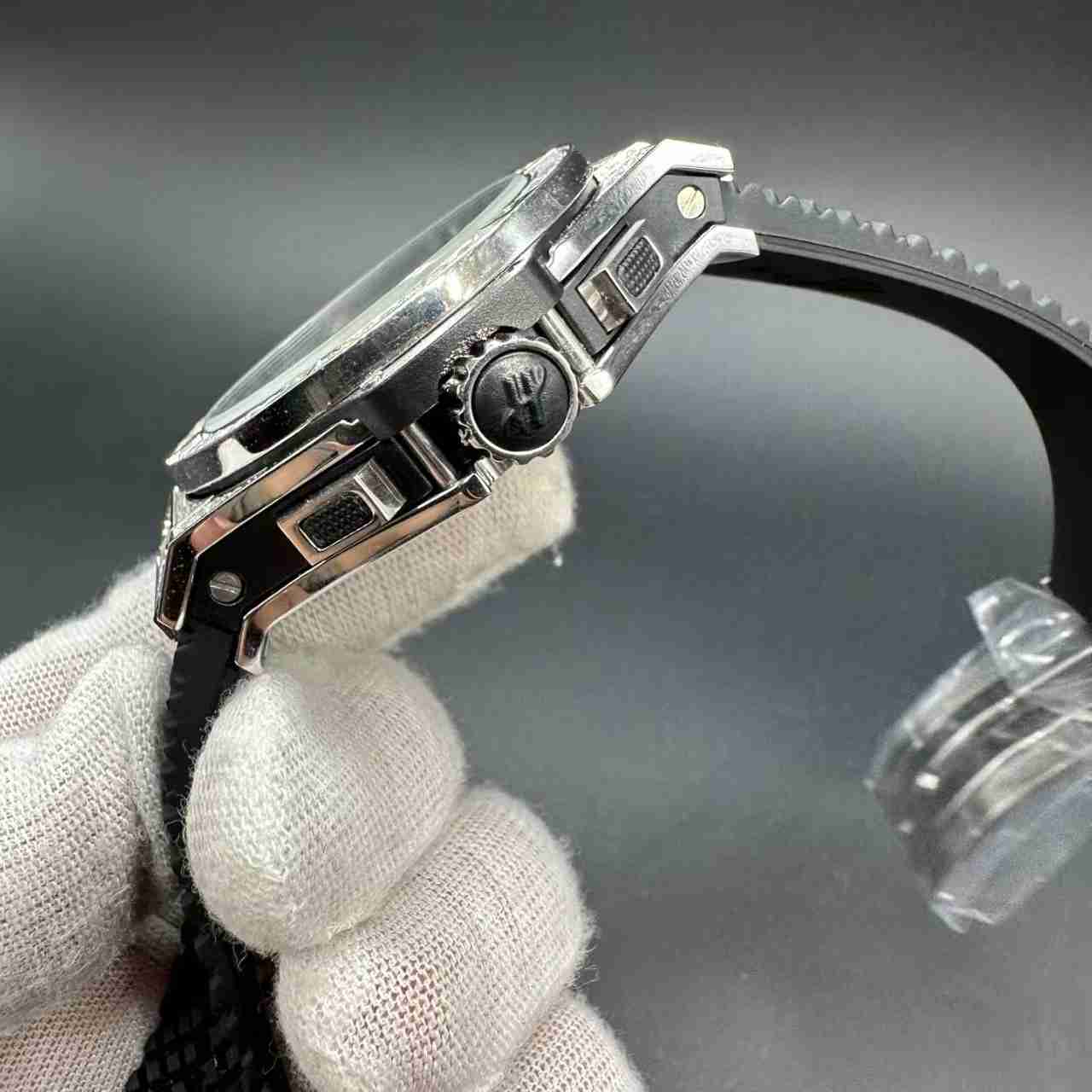 Hublot AAA VK Quartz diamonds silver case 42mm baguette bezel black dial black rubber strap. 125$