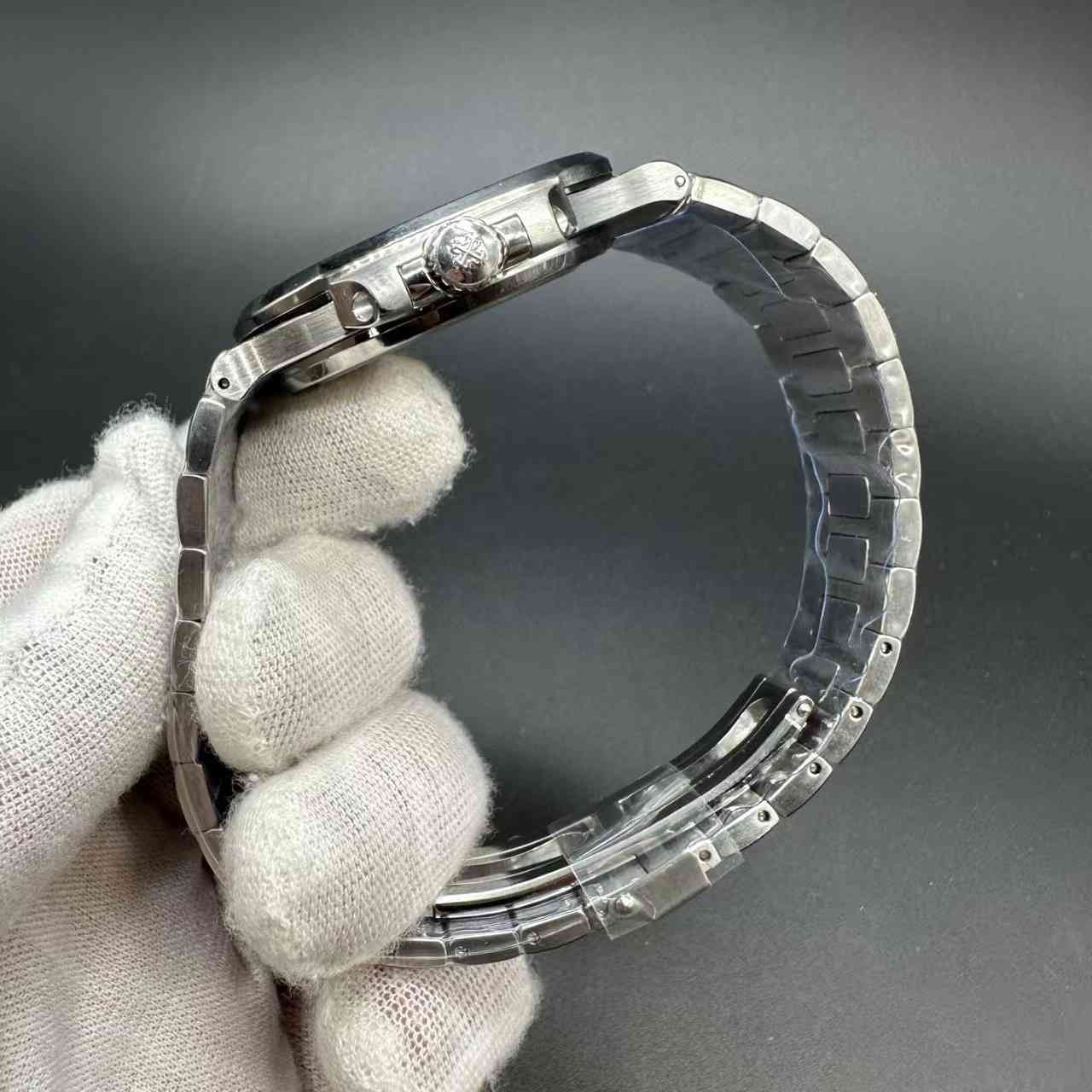 Patek Philippe 5711 GR Cal.324 automatic steel case 40mm blue diamonds bezel baguette gray dial M160