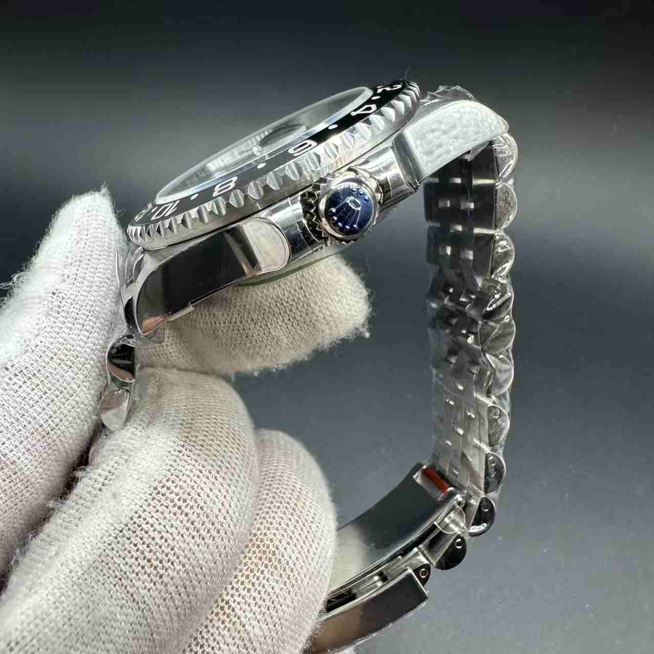 GMT Bruce Wayne black gray bezel jubilee band BP 2813  250$