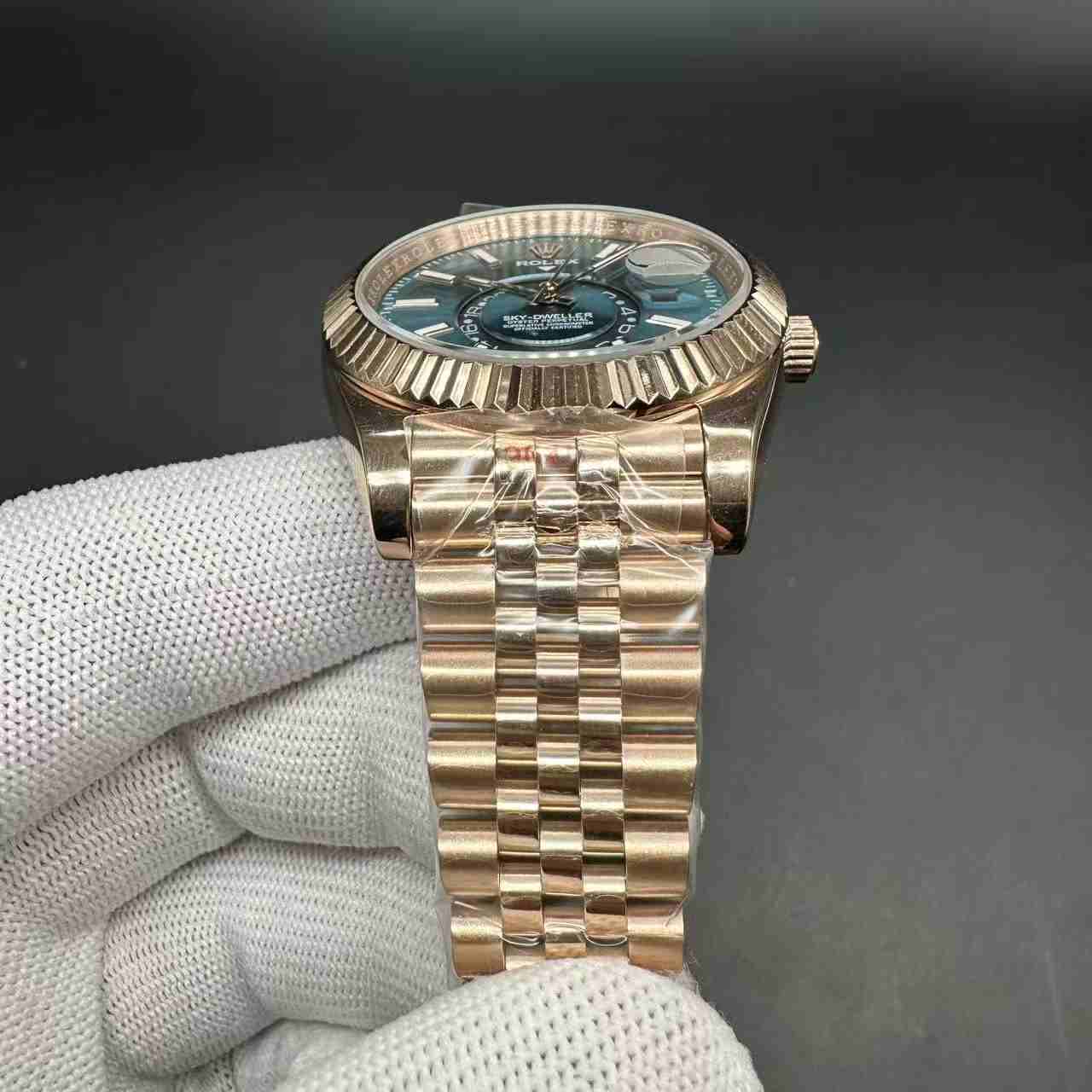 Sky-dweller AAA+ automatic rose gold case 41mm blue dial jubilee band. 125$