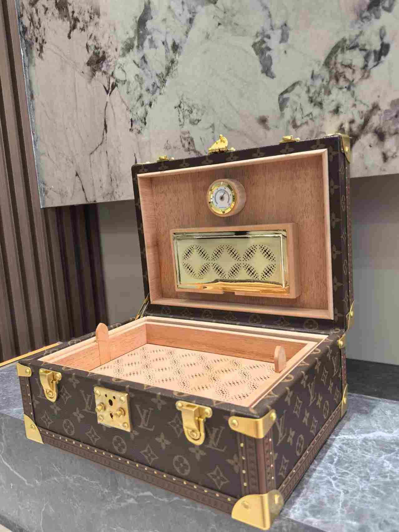 Cigars box LV 950$