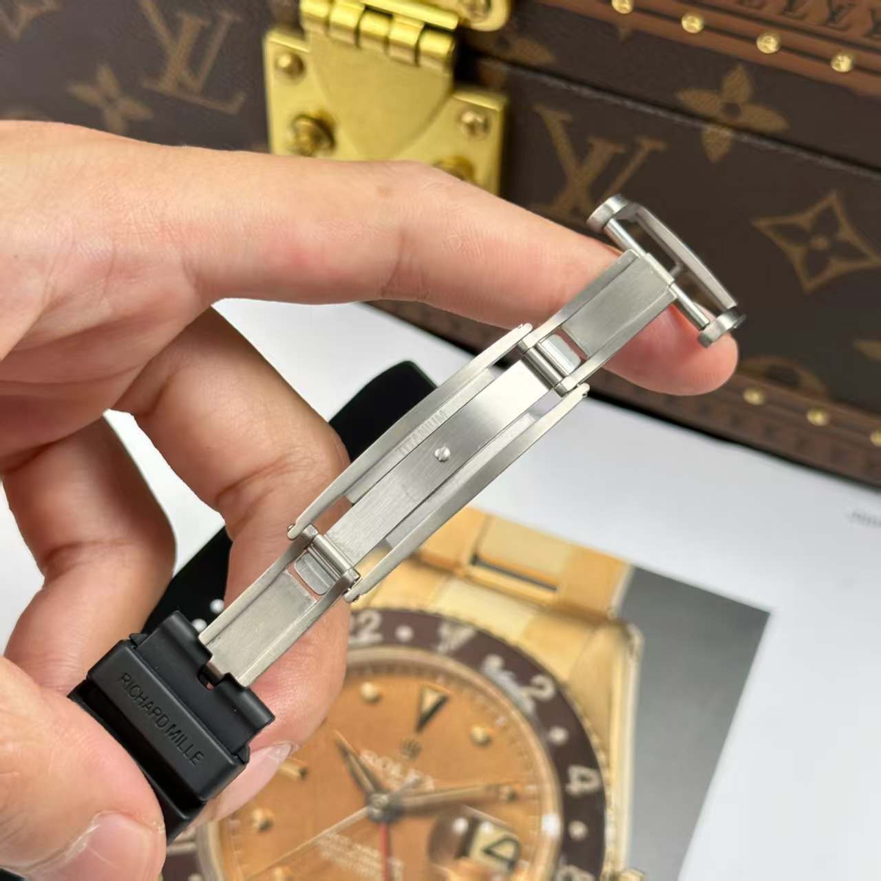 RM67-01 Extra Flat thin case • Size: 38.7 × 47.5 mm • The ultra-slim and lightweight RM67 case version, featuring exceptionally sharp finishing