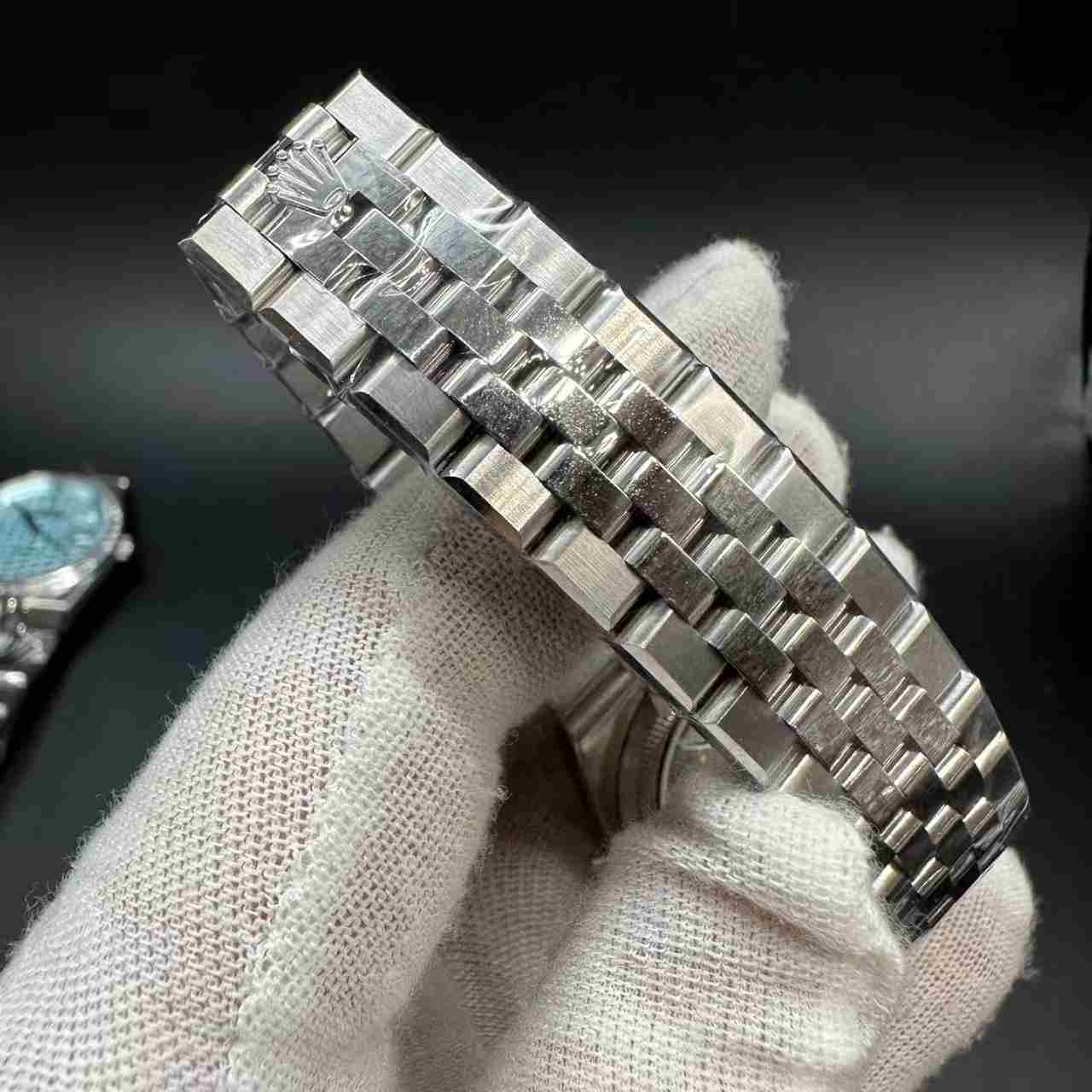 Land-dweller 127234 clean 7135 automatic steel case 36mm white motif dial Flat jubilee band women watch. 315$