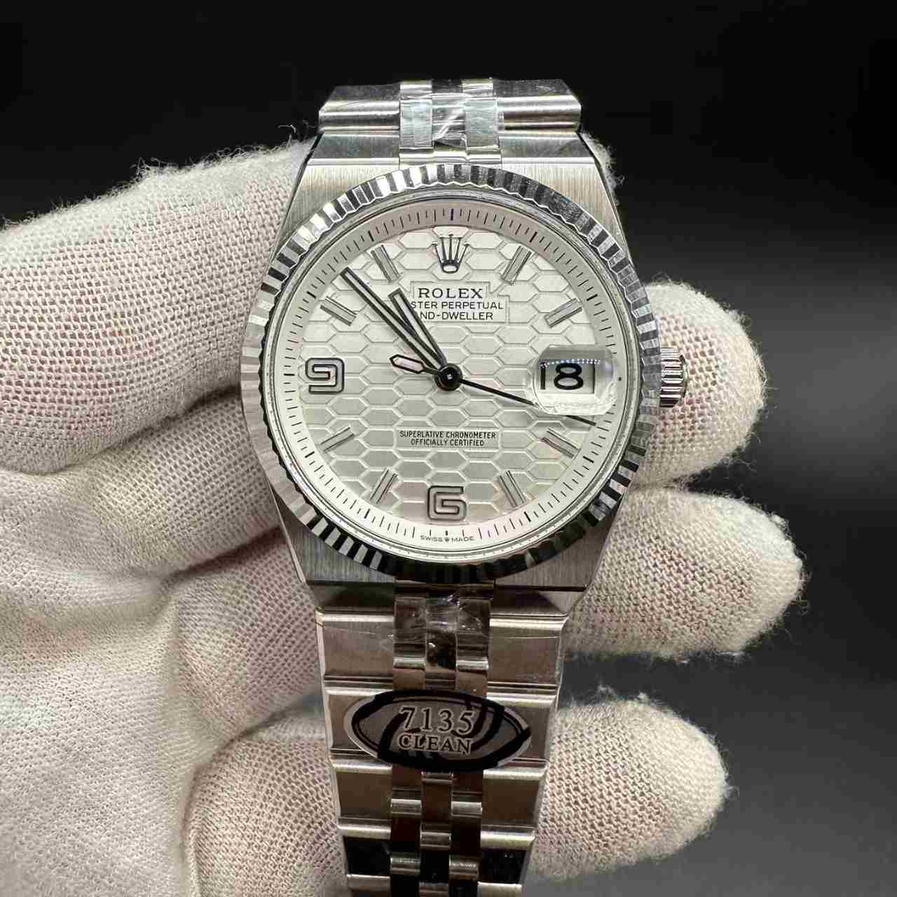 Land-dweller 127234 clean 7135 automatic steel case 36mm white motif dial Flat jubilee band women watch. 315$