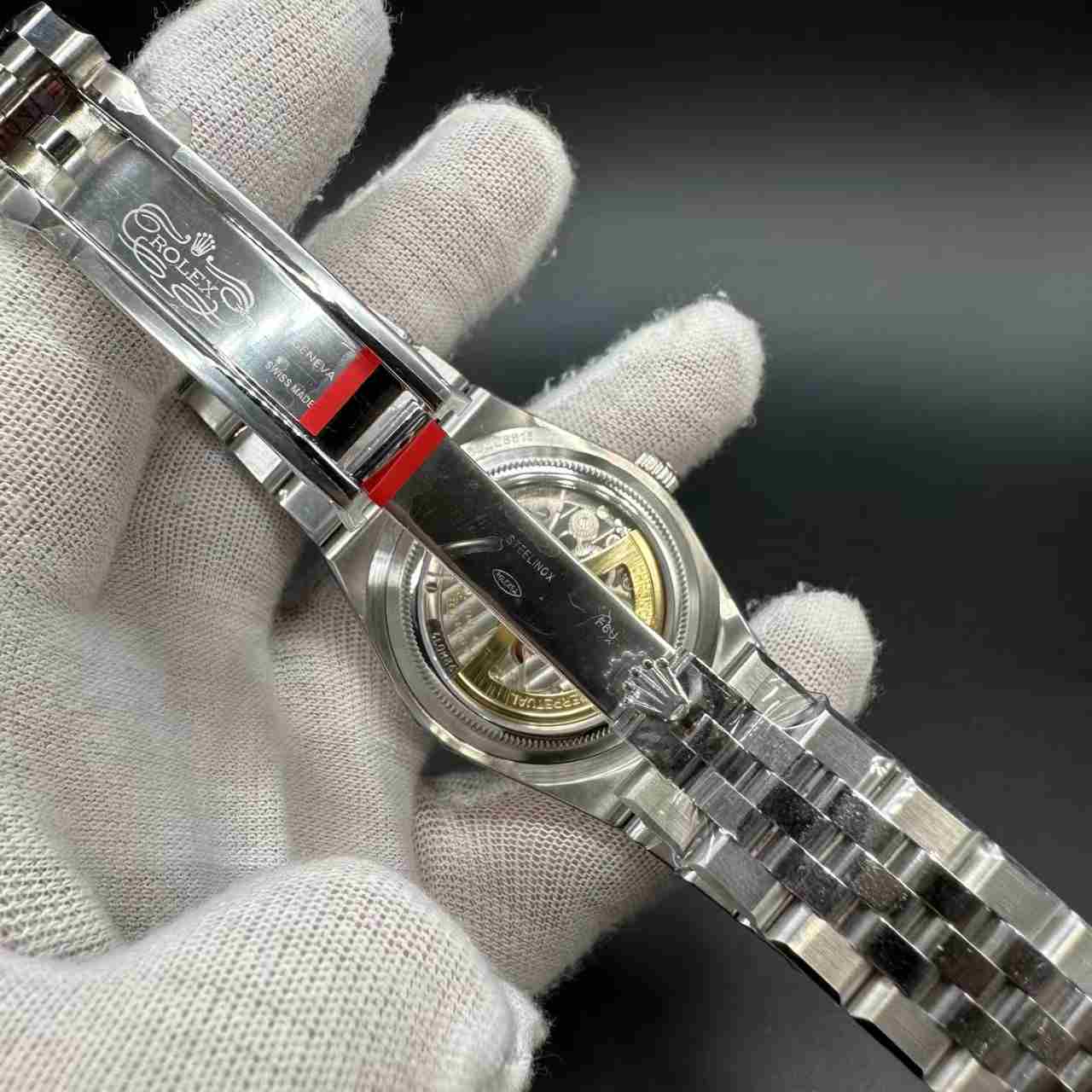 Land-dweller 127234 clean 7135 automatic steel case 36mm white motif dial Flat jubilee band women watch. 315$