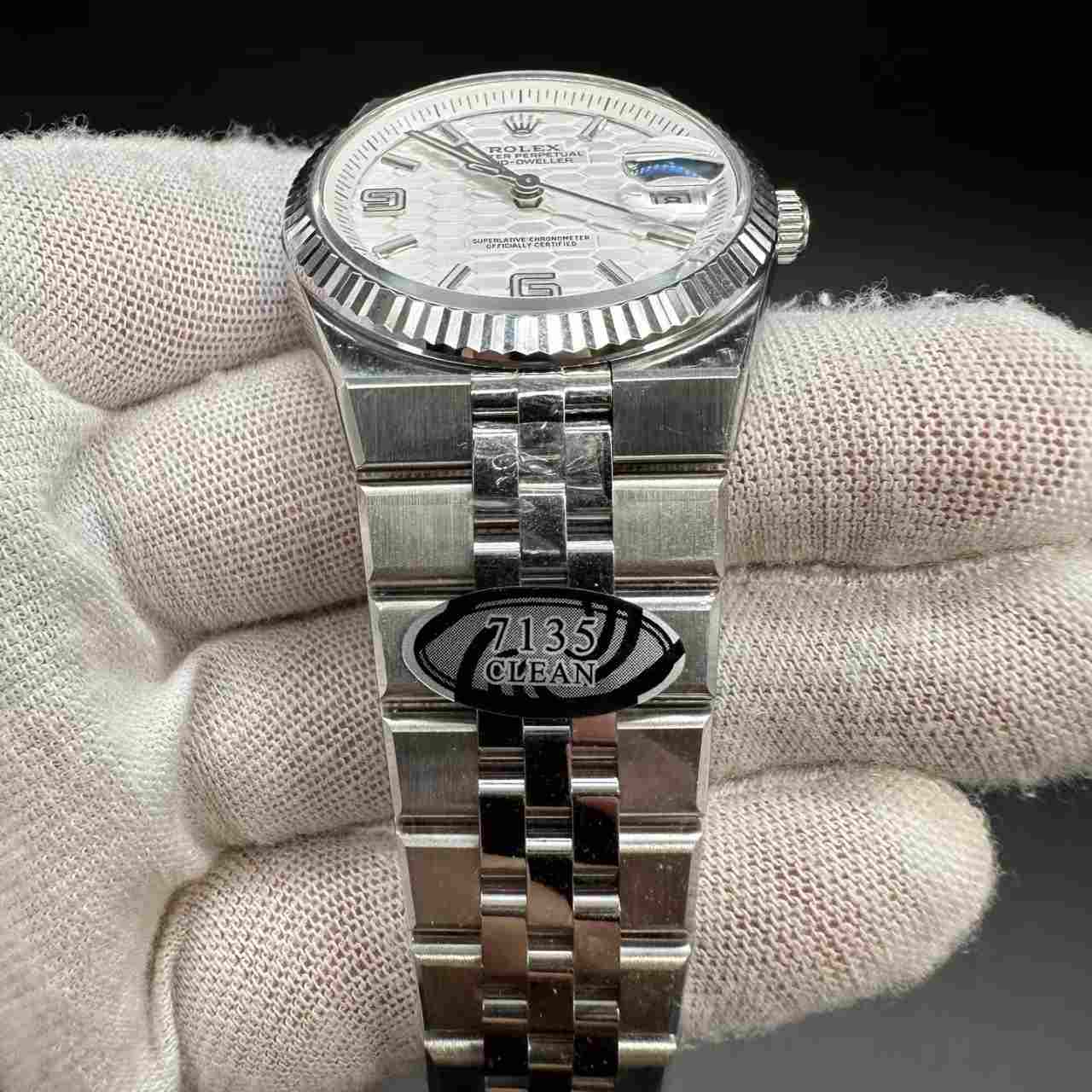 Land-dweller 127234 clean 7135 automatic steel case 36mm white motif dial Flat jubilee band women watch. 315$