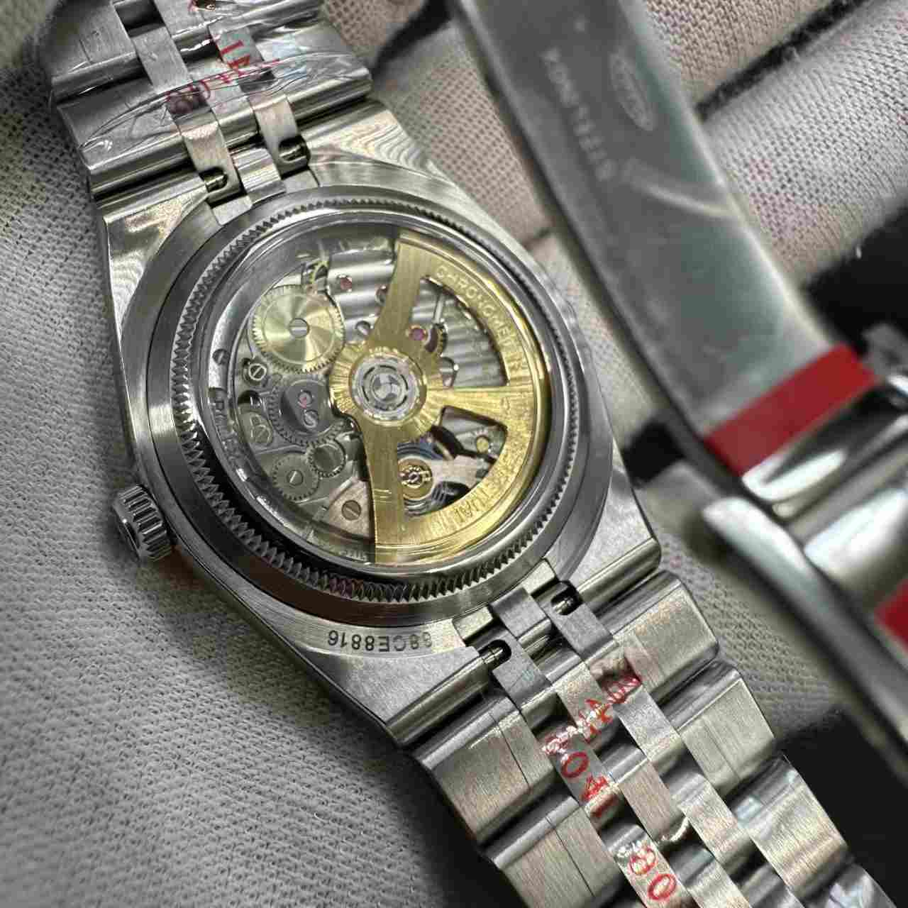 Land-dweller 127234 clean 7135 automatic steel case 36mm white motif dial Flat jubilee band women watch. 315$