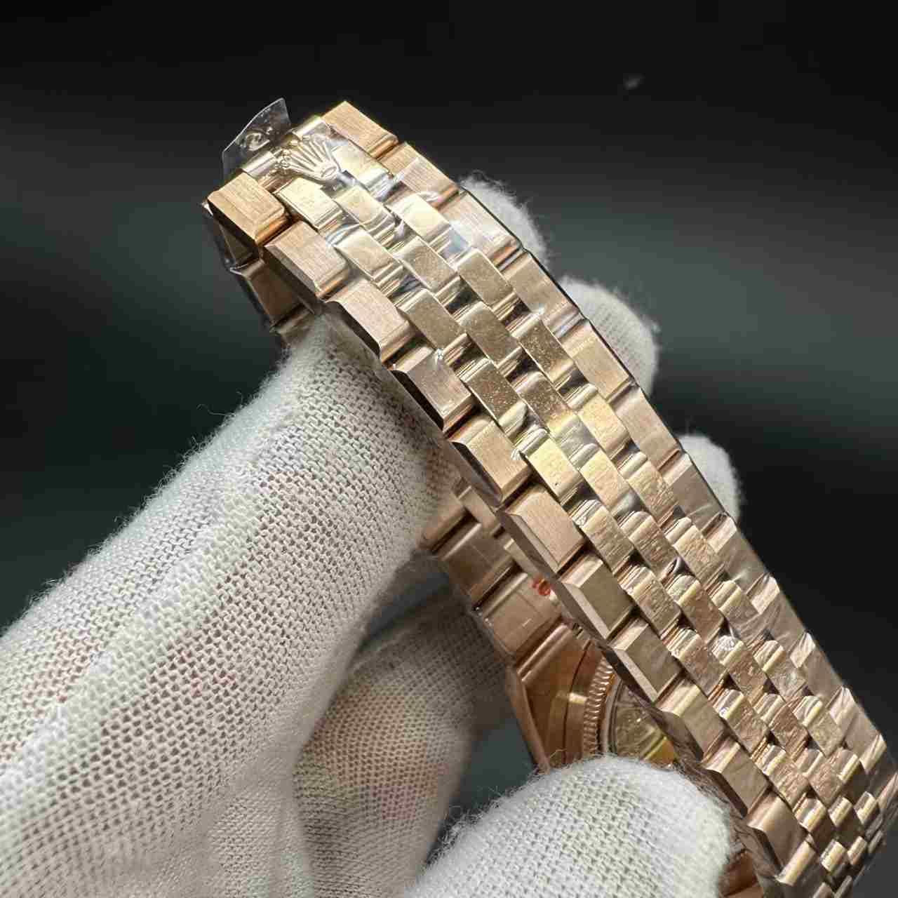 Land-dweller 127235 clean 7135 automatic rose gold case 36mm white motif dial Flat jubilee band women watch. 315$