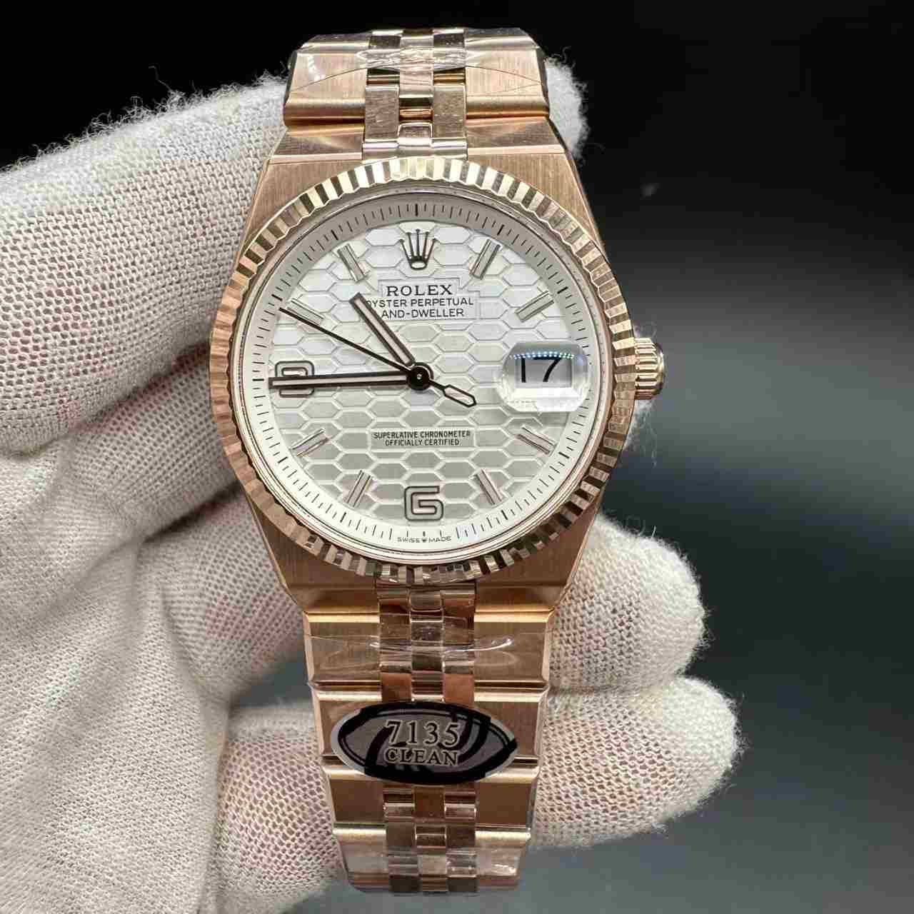 Land-dweller 127235 clean 7135 automatic rose gold case 36mm white motif dial Flat jubilee band women watch. 315$