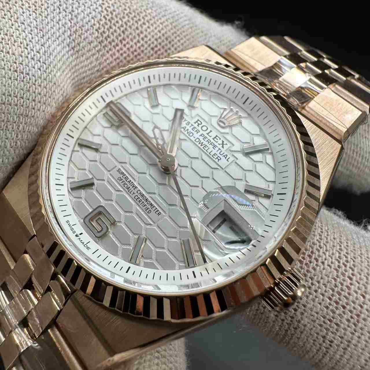 Land-dweller 127235 clean 7135 automatic rose gold case 36mm white motif dial Flat jubilee band women watch. 315$