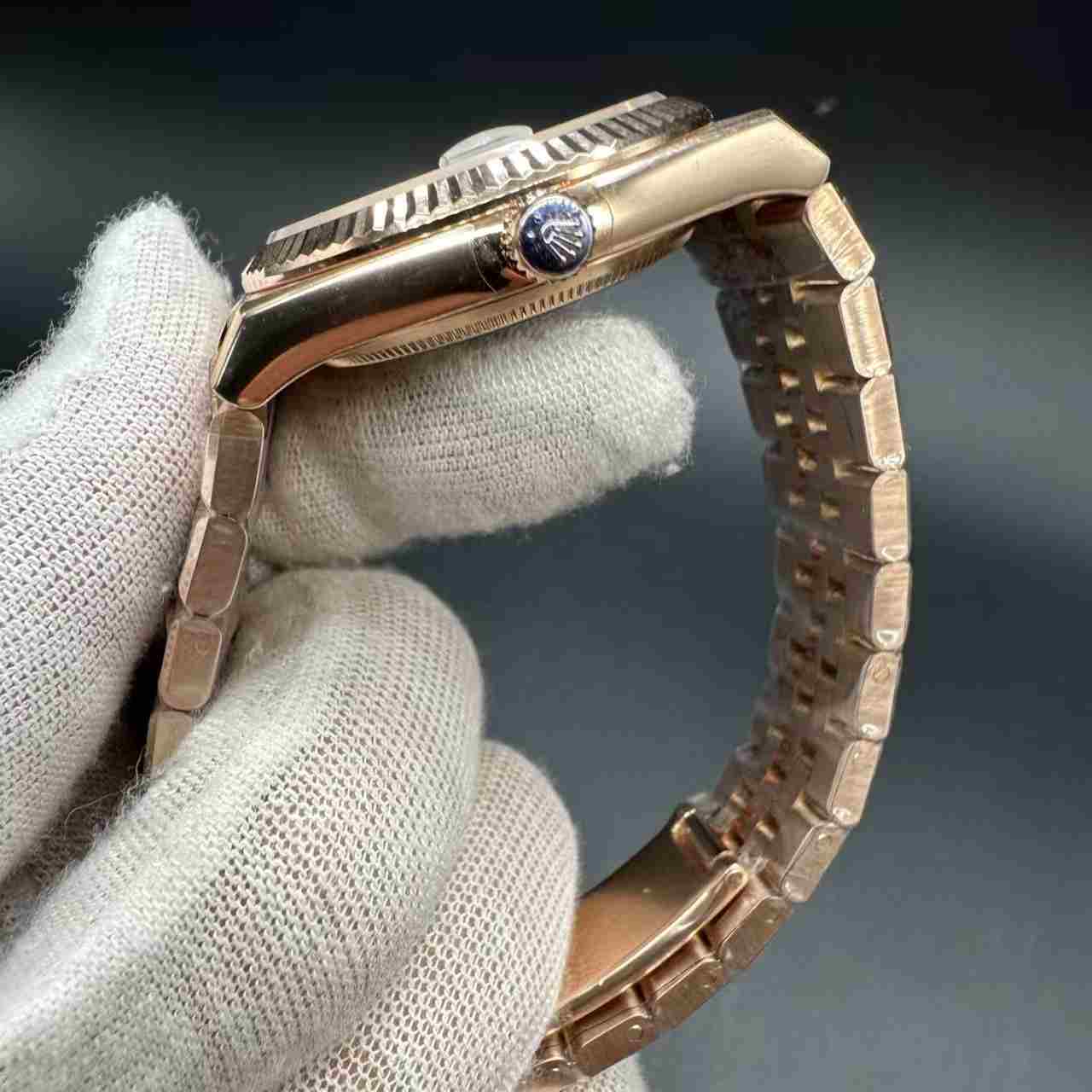 Land-dweller 127235 clean 7135 automatic rose gold case 36mm white motif dial Flat jubilee band women watch. 315$