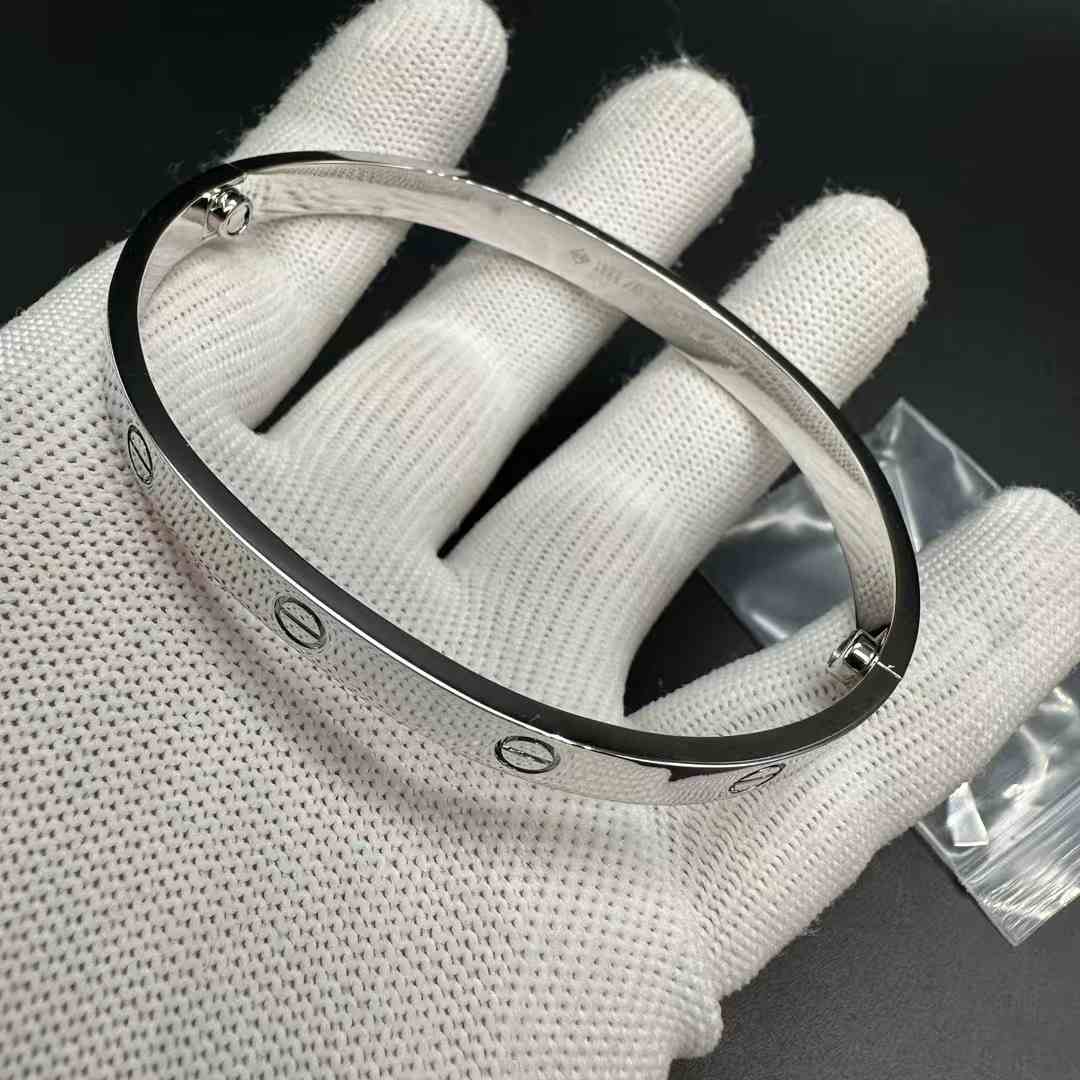 Cartier Love bracelet Silver V-gold high grade. 95$
