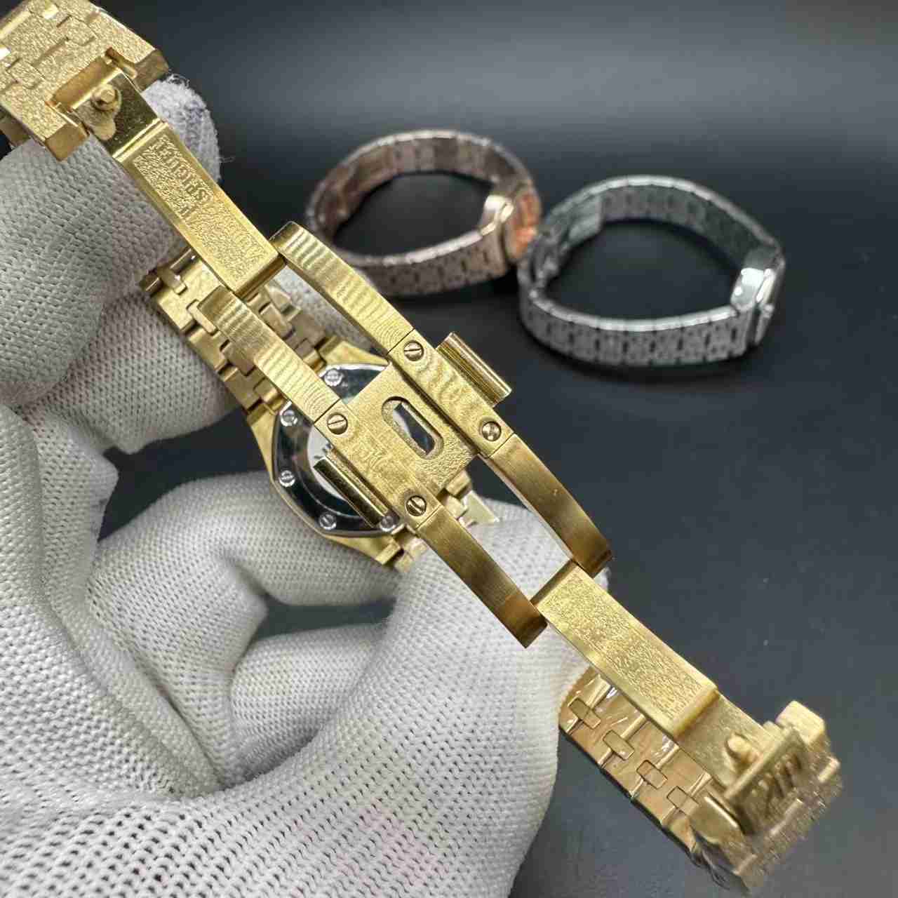 AP frosted gold case 23mm quartz movement small women watch. 120$