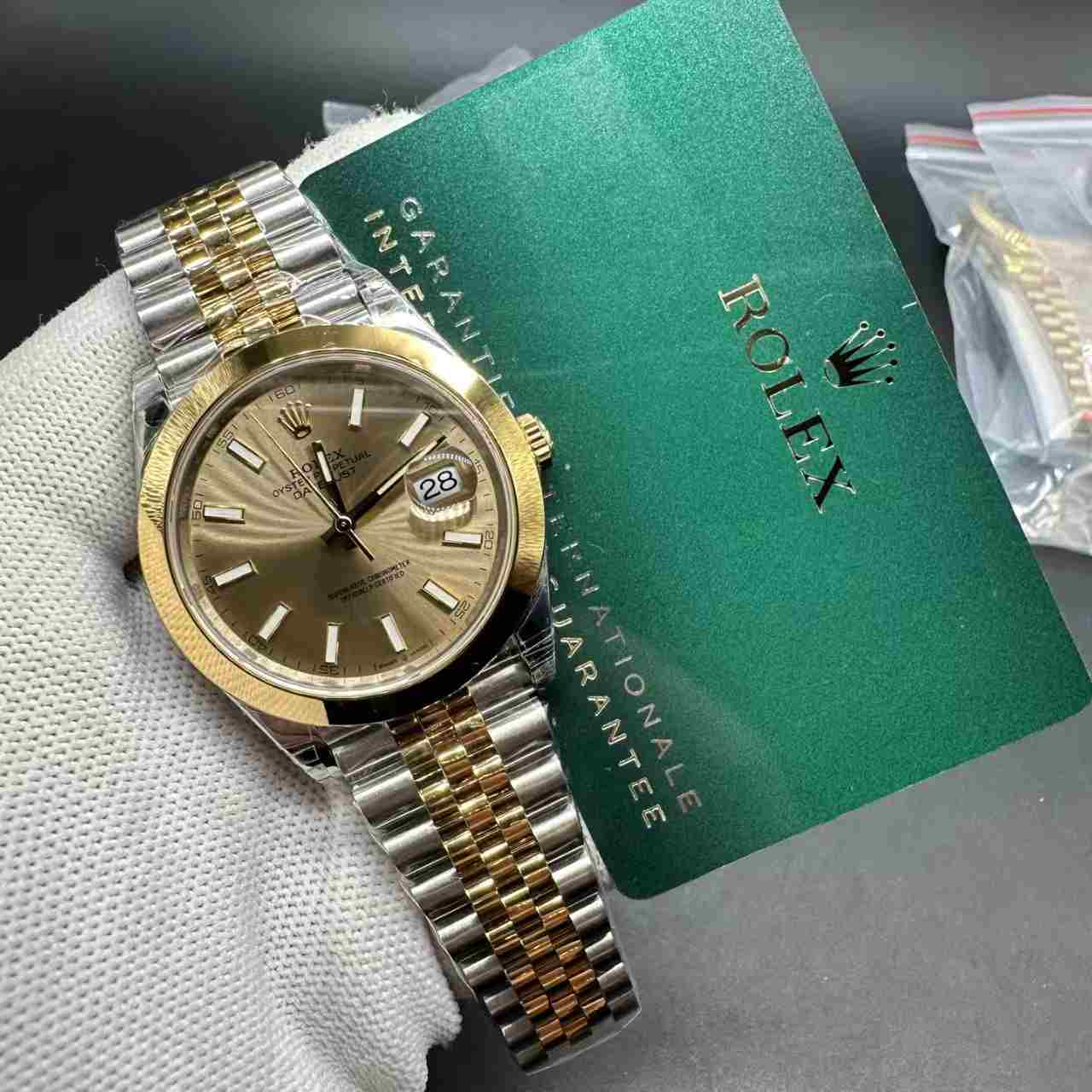 Datejust VS 3235 top 2tone gold case 41mm gold dial smooth bezel jubilee band. 460$