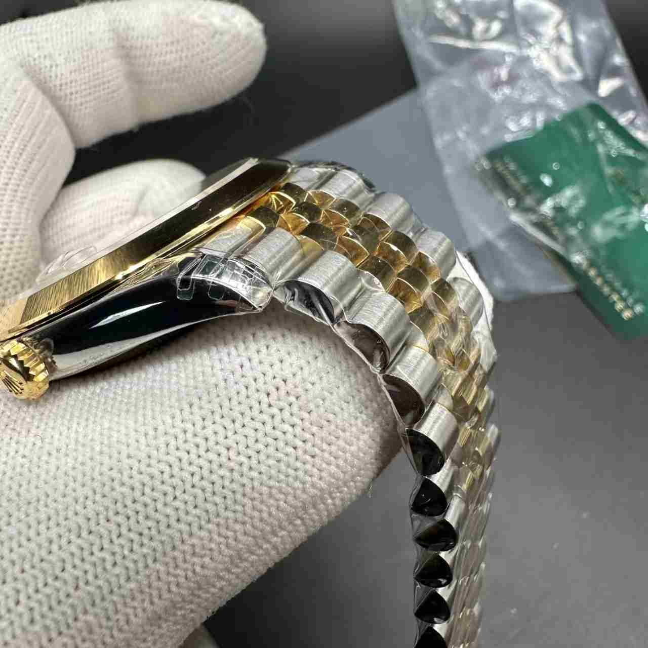 Datejust VS 3235 top 2tone gold case 41mm gold dial smooth bezel jubilee band. 460$