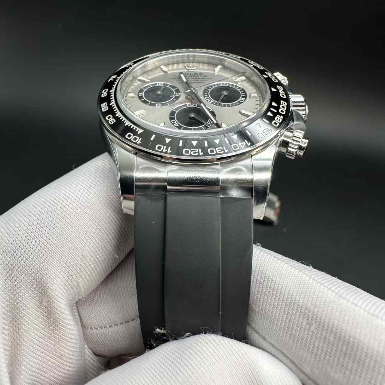 Daytona clean factory 4131 chronograph automatic Steel case silver dial Oysterflex rubber strap. 750$