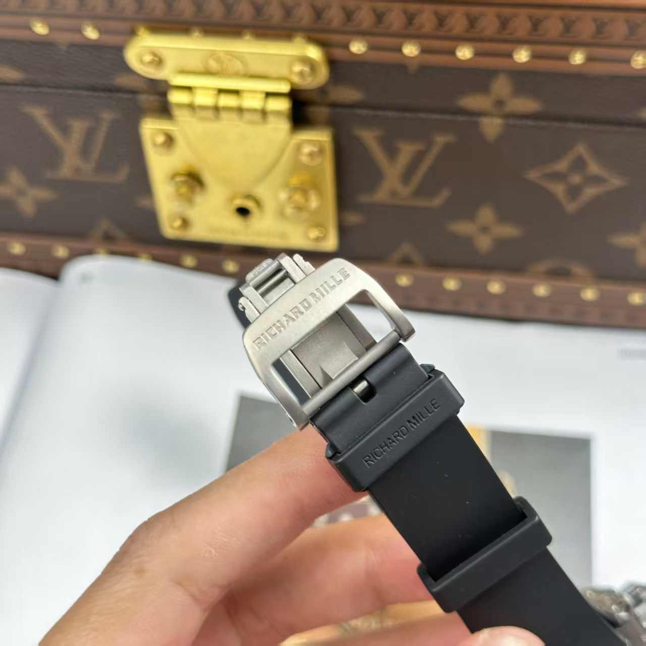 RM67-01 Extra Flat thin case • Size: 38.7 × 47.5 mm • The ultra-slim and lightweight RM67 case version, featuring exceptionally sharp finishing