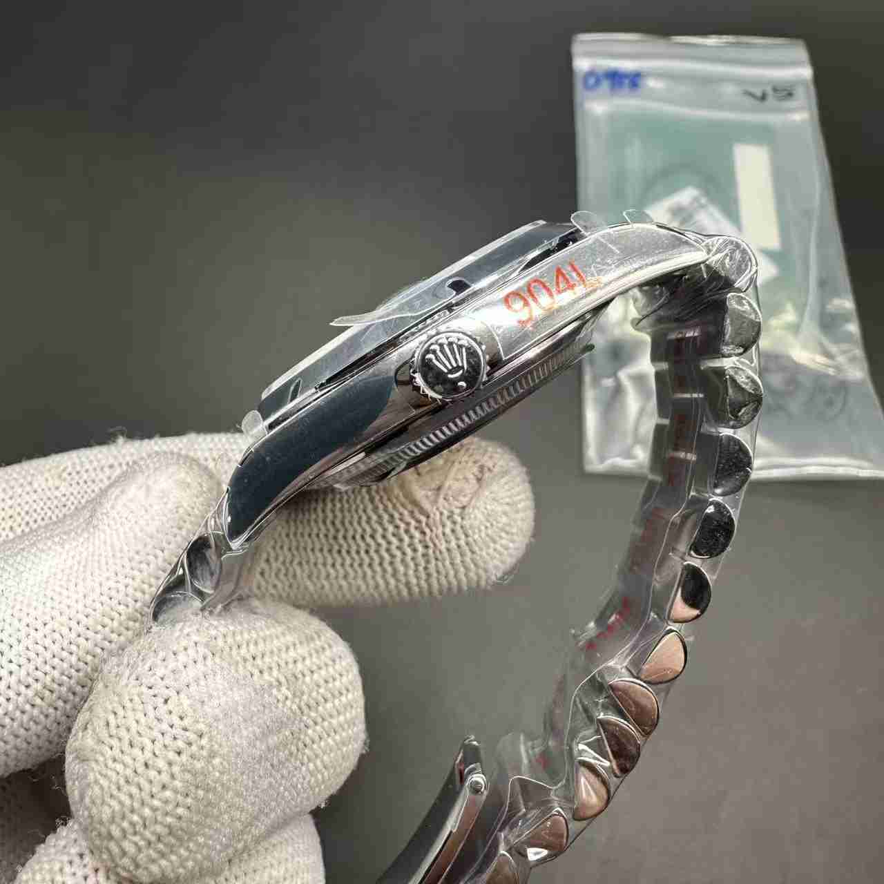 Daydate QF 2836 gain weight 185g steel case 40mm smooth bezel Arabic blue dial President band. 500$